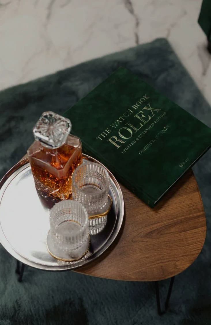 Whisky kristálypohárban a tálcán