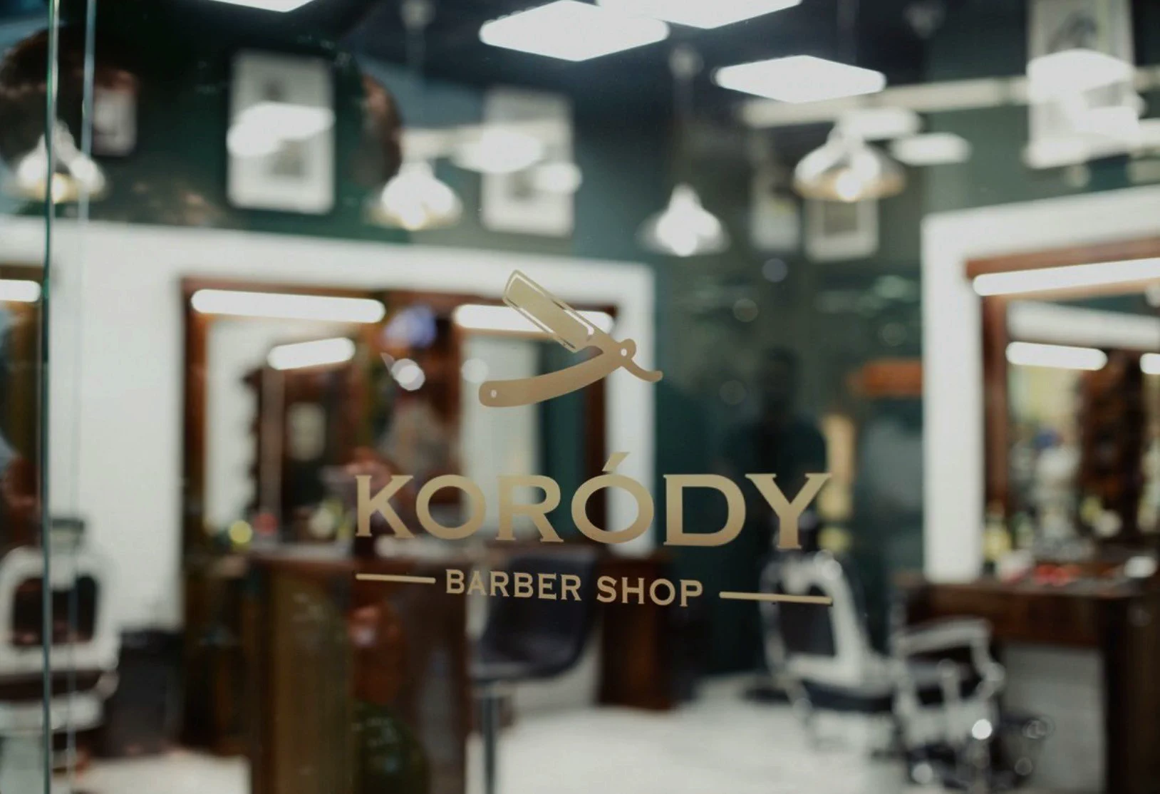 Whisky és kristálypoharak az asztalon